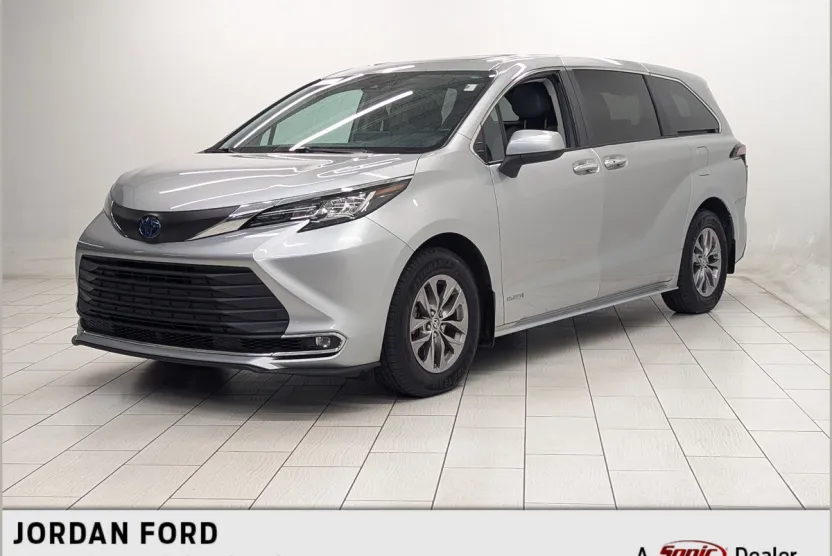 2021 Toyota Sienna XLE photo 1