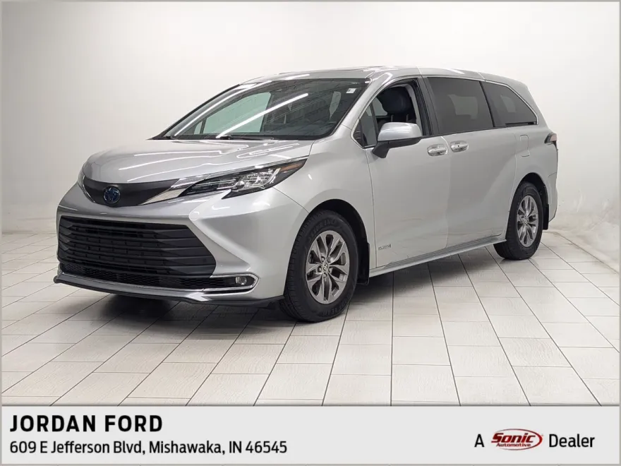 2021 Toyota Sienna XLE photo 1