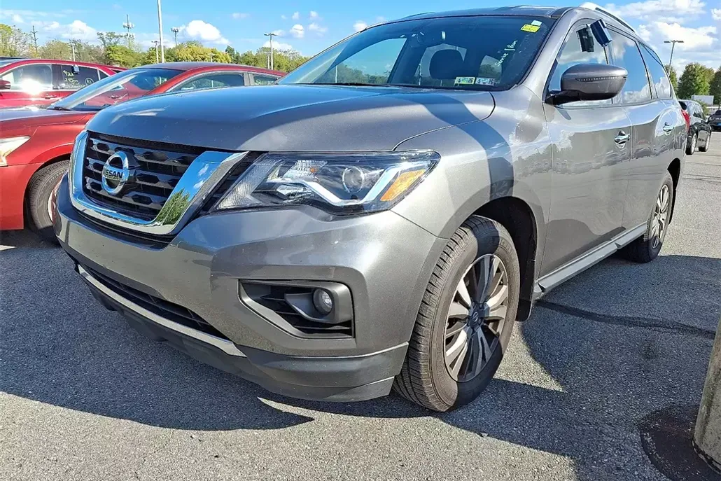 2017 Nissan Pathfinder SV photo 1