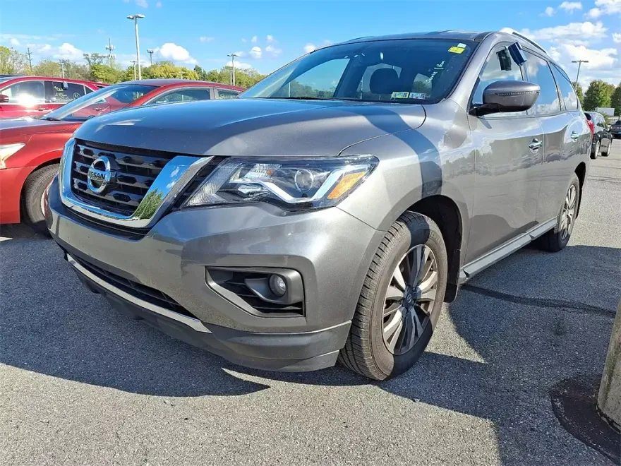 2017 Nissan Pathfinder SV photo 1