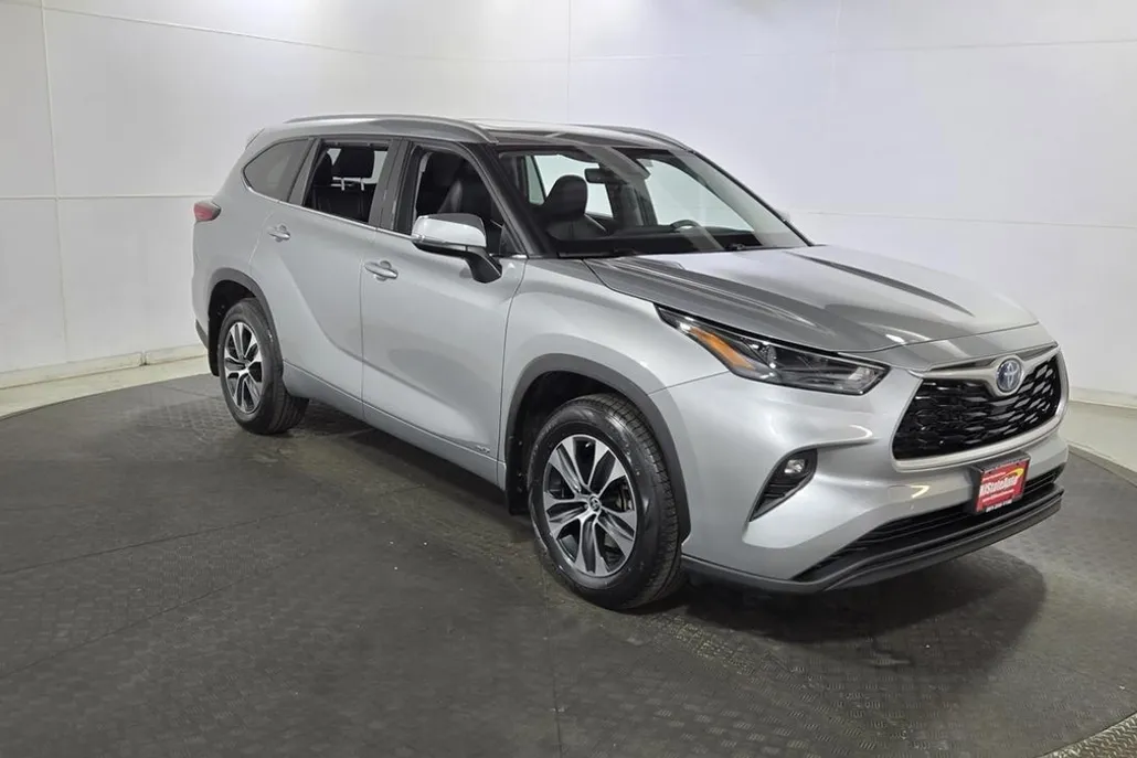 2022 Toyota Highlander Hybrid XLE photo 1