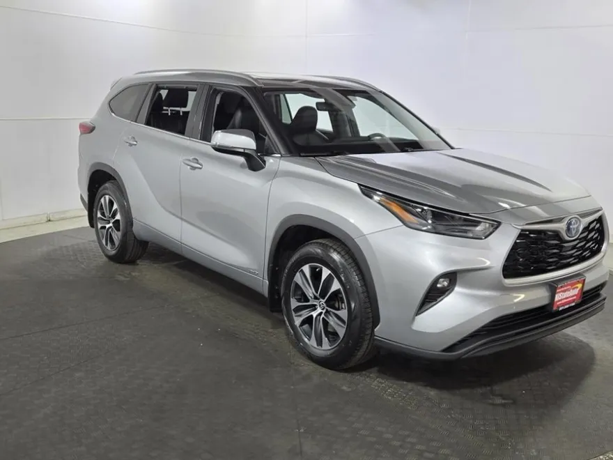 2022 Toyota Highlander Hybrid XLE photo 1
