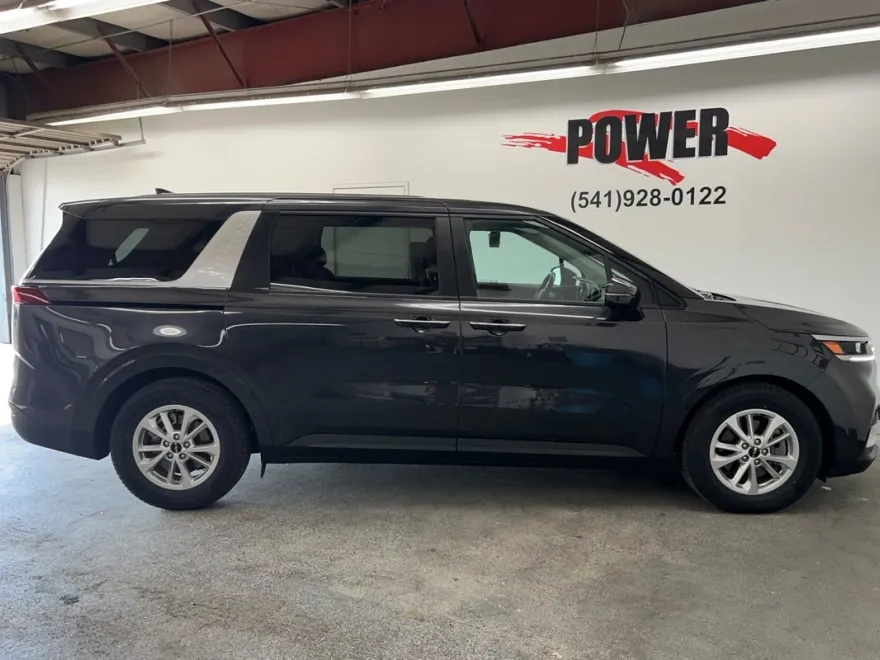 2024 Kia Carnival LX photo 1