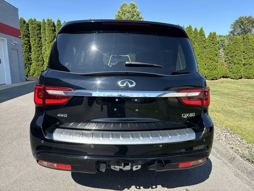 2023 Infiniti QX80 Luxe photo 1