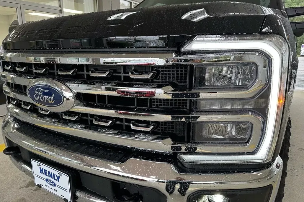 2026 Ford F-250 Lariat photo 1