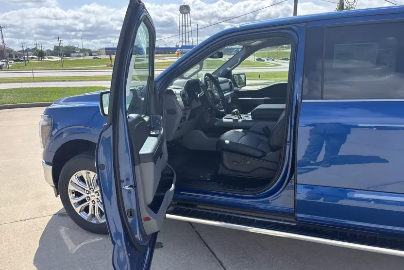 2025 Ford F-150 Lariat photo 1