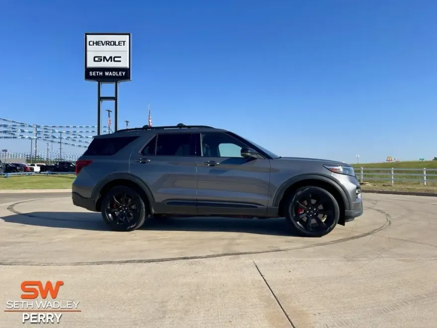 2022 Ford Explorer ST photo 1