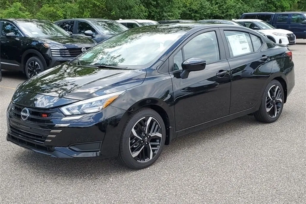 2025 Nissan Versa 1.6 SR photo 1