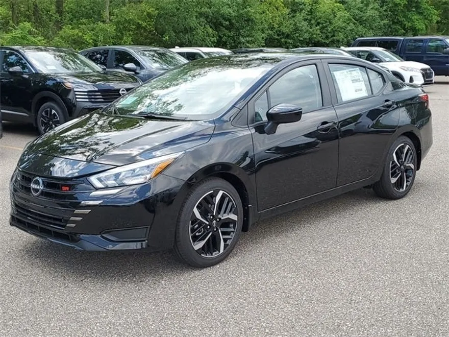 2025 Nissan Versa 1.6 SR photo 1