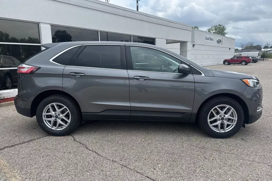 2022 Ford Edge SEL photo 1
