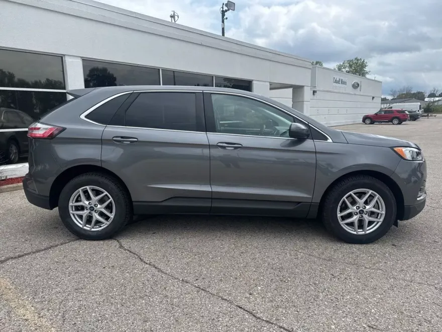 2022 Ford Edge SEL photo 1