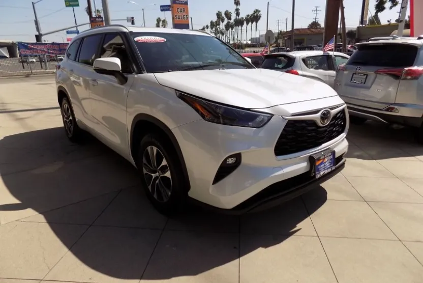 2024 Toyota Highlander XLE photo 1