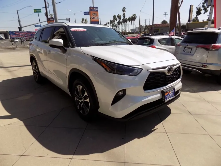 2024 Toyota Highlander XLE photo 1
