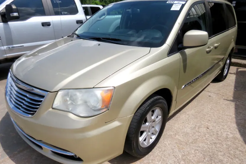 2012 Chrysler Town & Country Touring photo 1