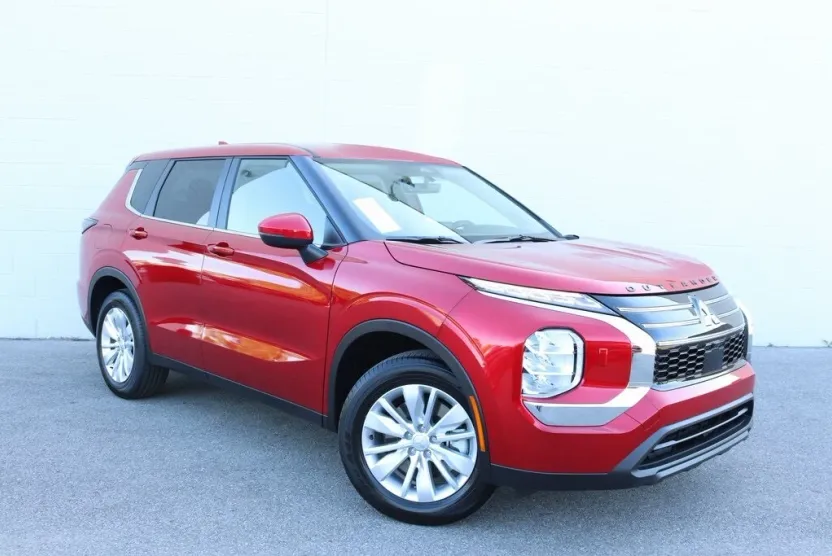 2025 Mitsubishi Outlander ES photo 1