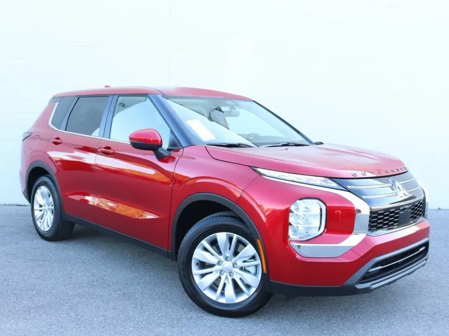 2025 Mitsubishi Outlander ES photo 1