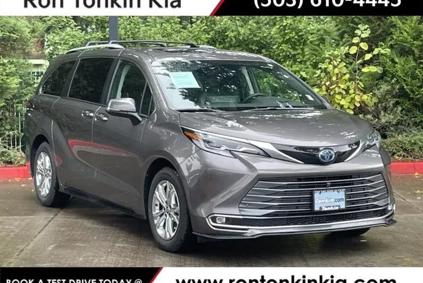 2022 Toyota Sienna Platinum photo 1