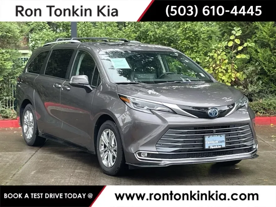 2022 Toyota Sienna Platinum photo 1