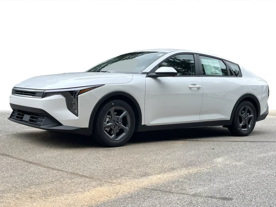 2025 Kia K4 LXS photo 1