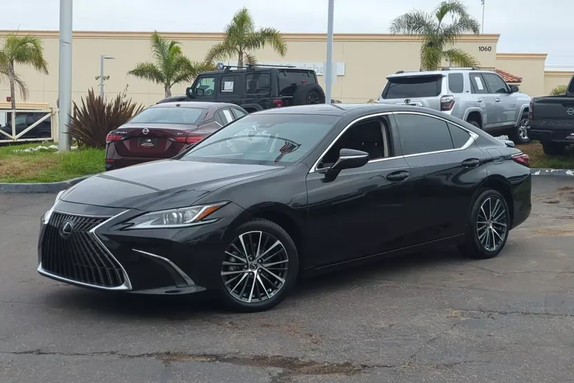 2023 Lexus ES 300h photo 1