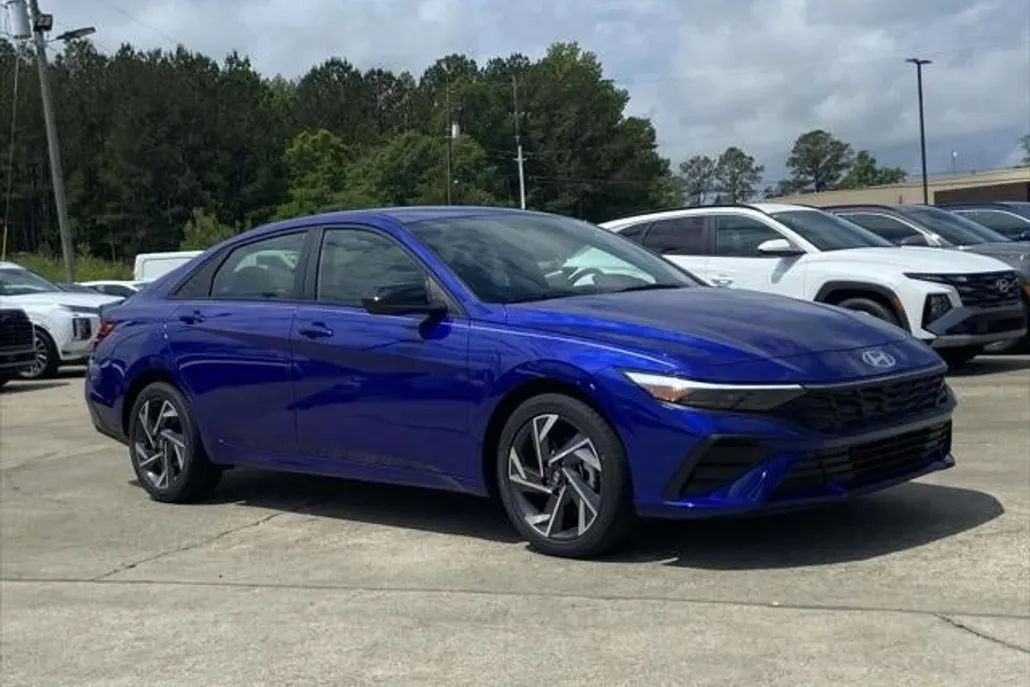 2025 Hyundai Elantra SEL Sport photo 1
