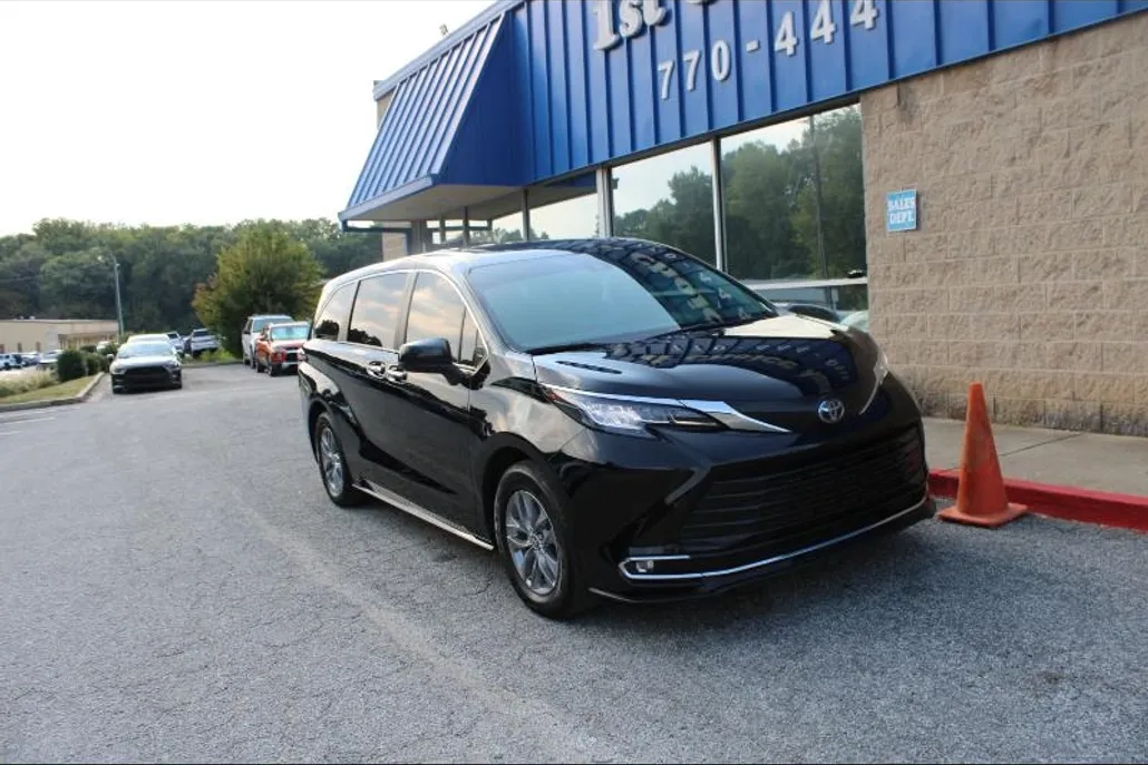 2022 Toyota Sienna XLE photo 1