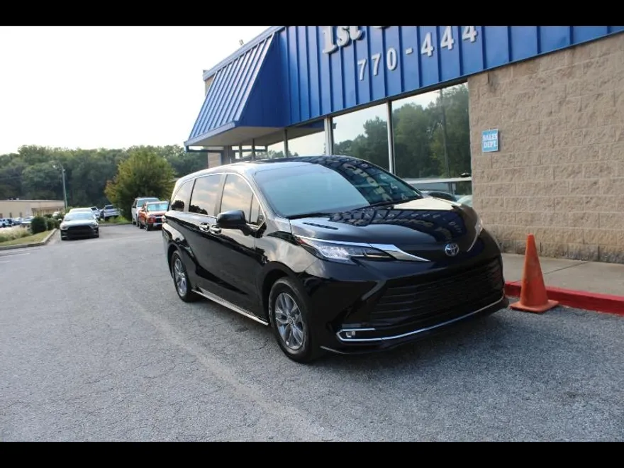 2022 Toyota Sienna XLE photo 1