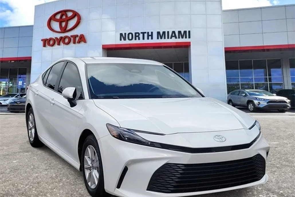 2025 Toyota Camry LE photo 1
