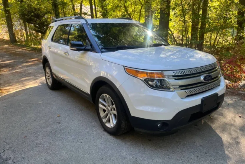 2015 Ford Explorer XLT photo 1