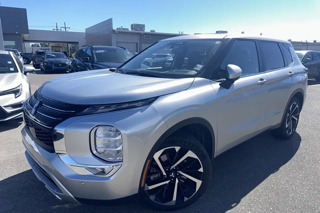2024 Mitsubishi Outlander SE photo 1