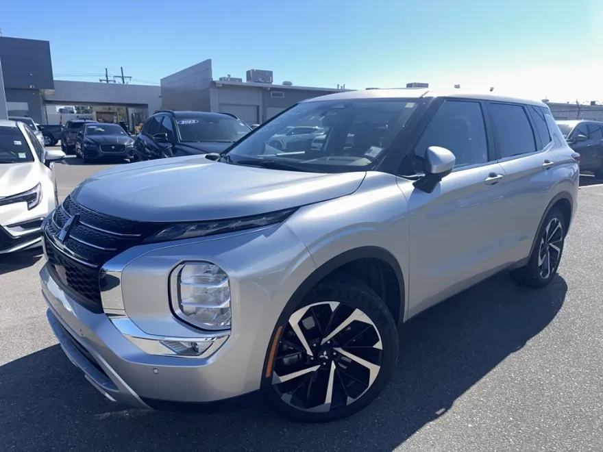 2024 Mitsubishi Outlander SE photo 1