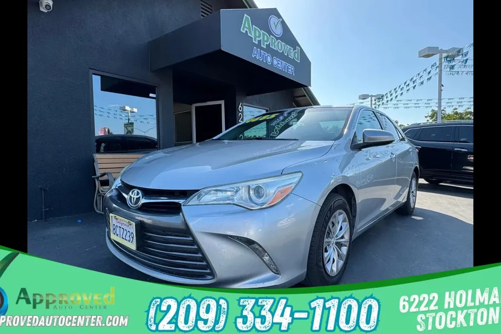 2016 Toyota Camry LE photo 1