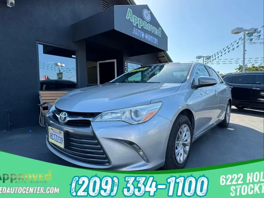 2016 Toyota Camry LE photo 1