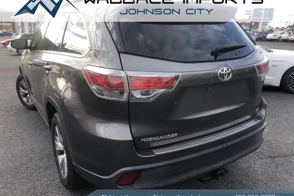 2015 Toyota Highlander LE Plus photo 1