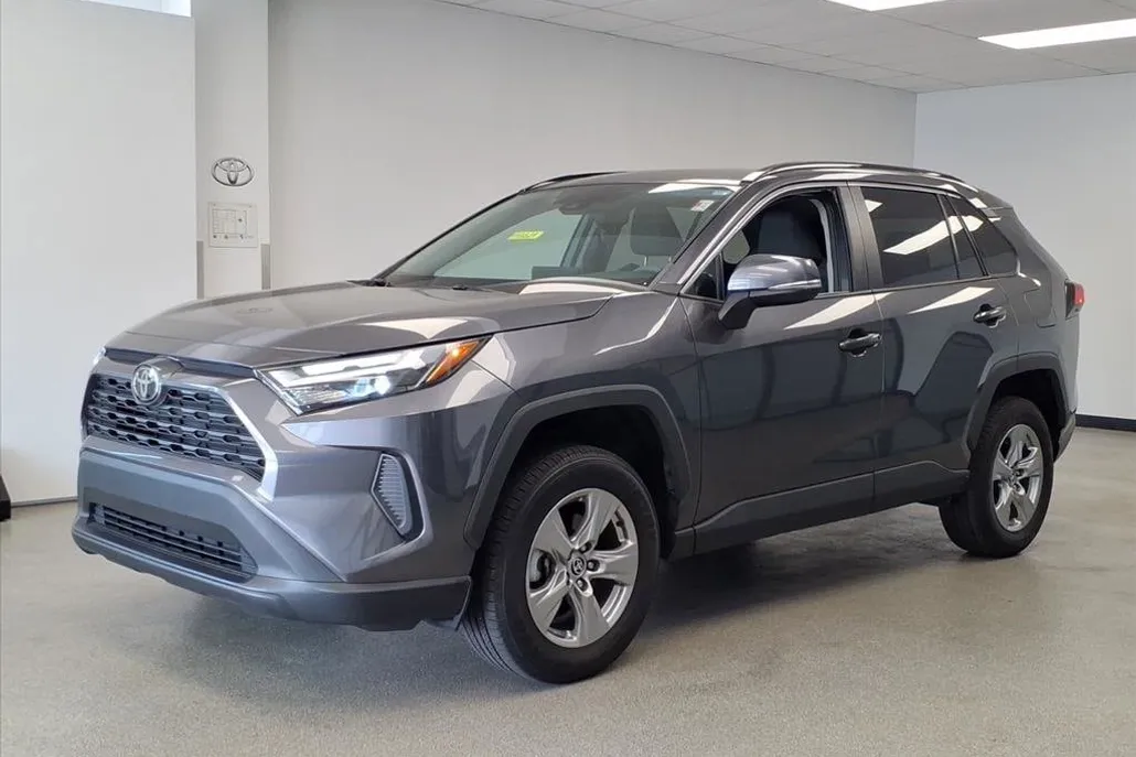 2022 Toyota RAV4 XLE photo 1