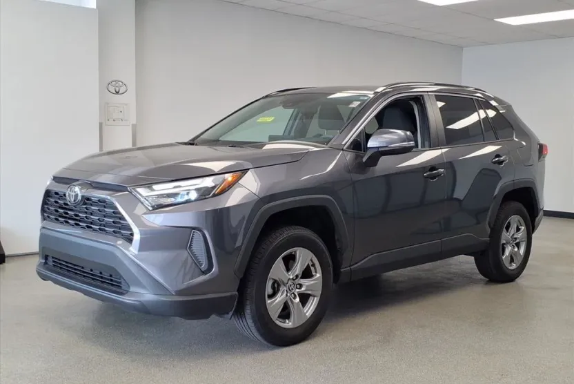 2022 Toyota RAV4 XLE photo 1