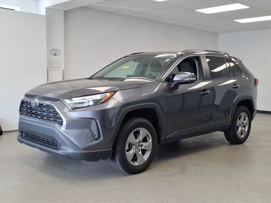 2022 Toyota RAV4 XLE photo 1