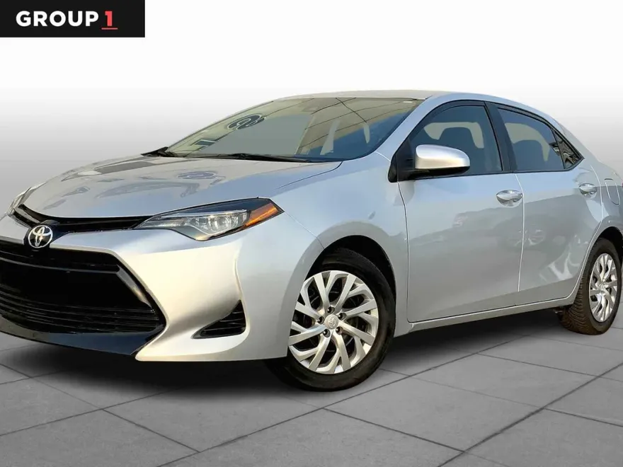 2019 Toyota Corolla LE photo 1