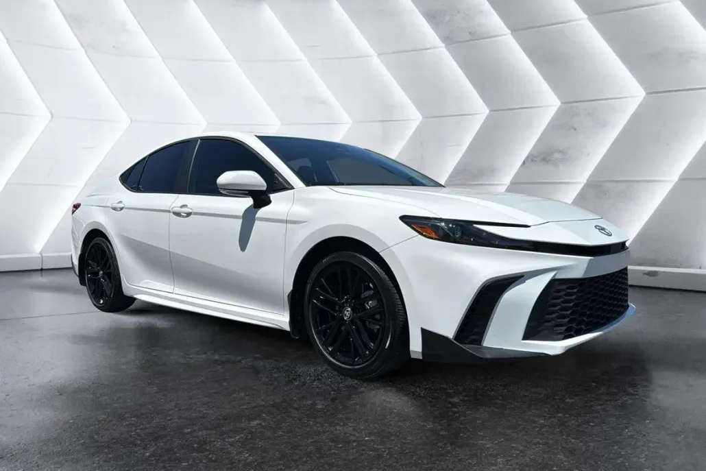 2025 Toyota Camry SE photo 1