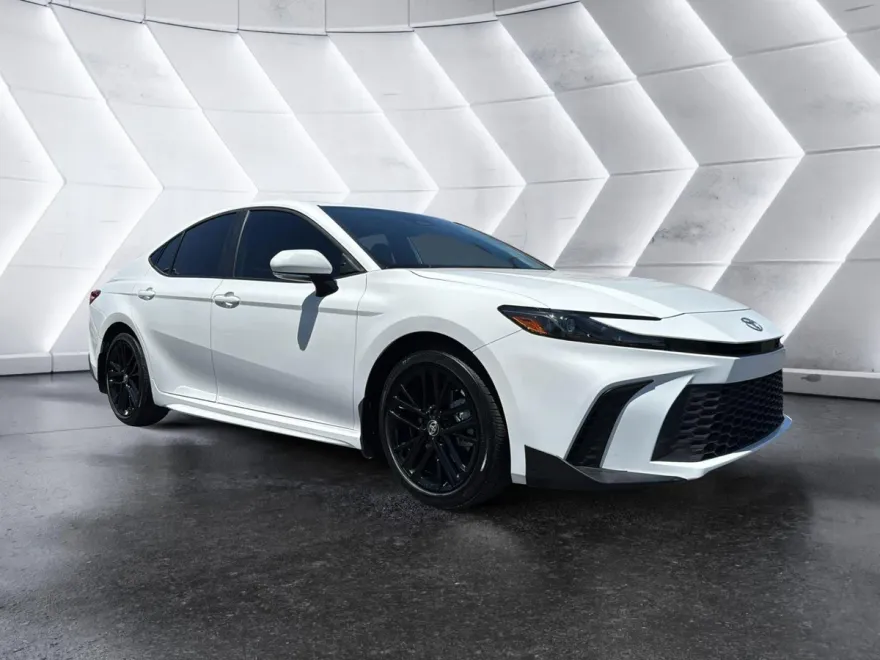 2025 Toyota Camry SE photo 1
