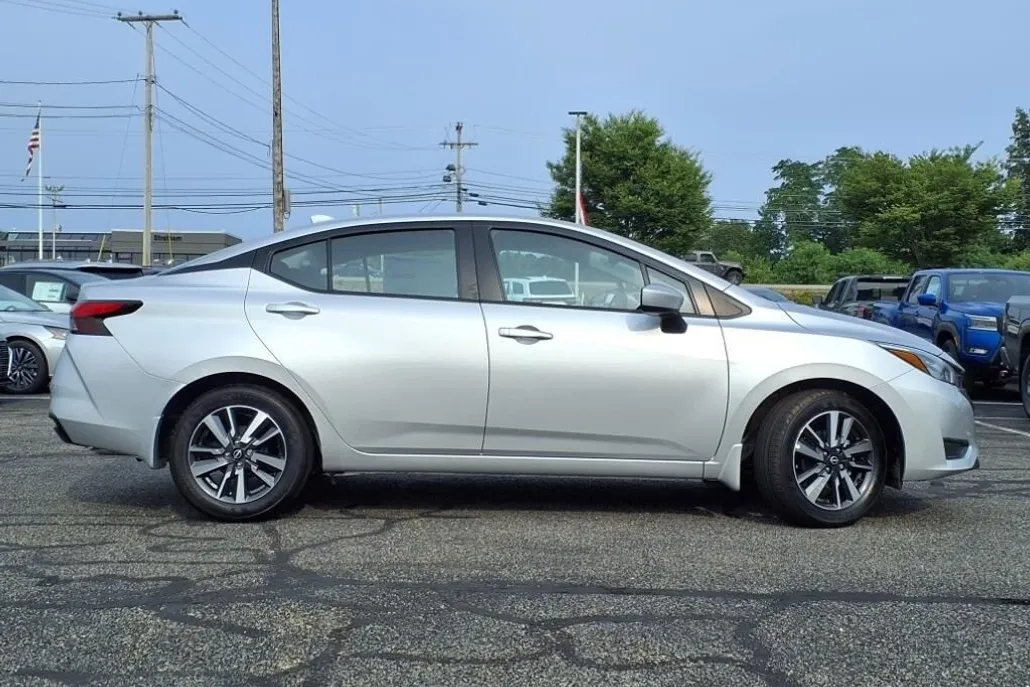 2025 Nissan Versa 1.6 SV photo 1