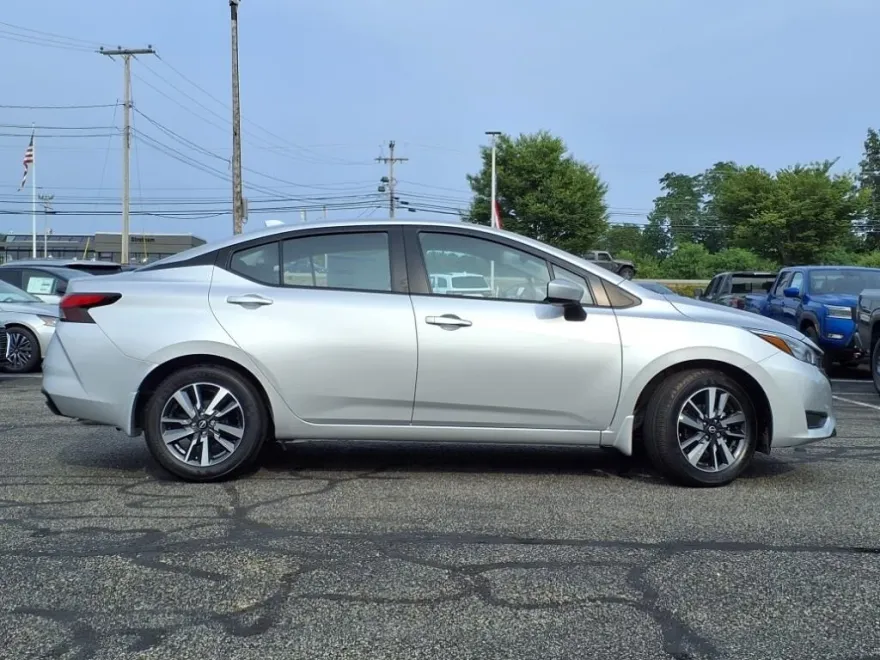 2025 Nissan Versa 1.6 SV photo 1