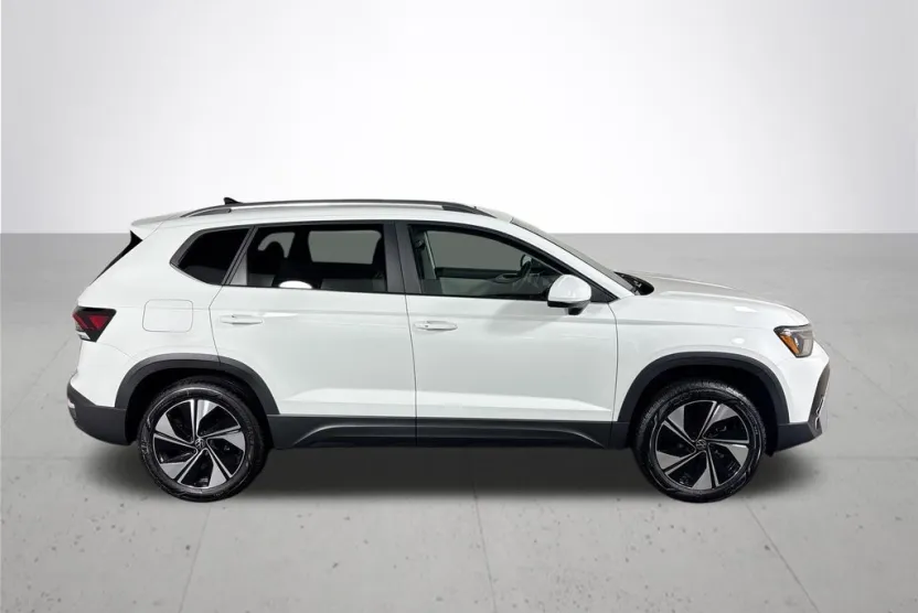 2025 Volkswagen Taos SE photo 1