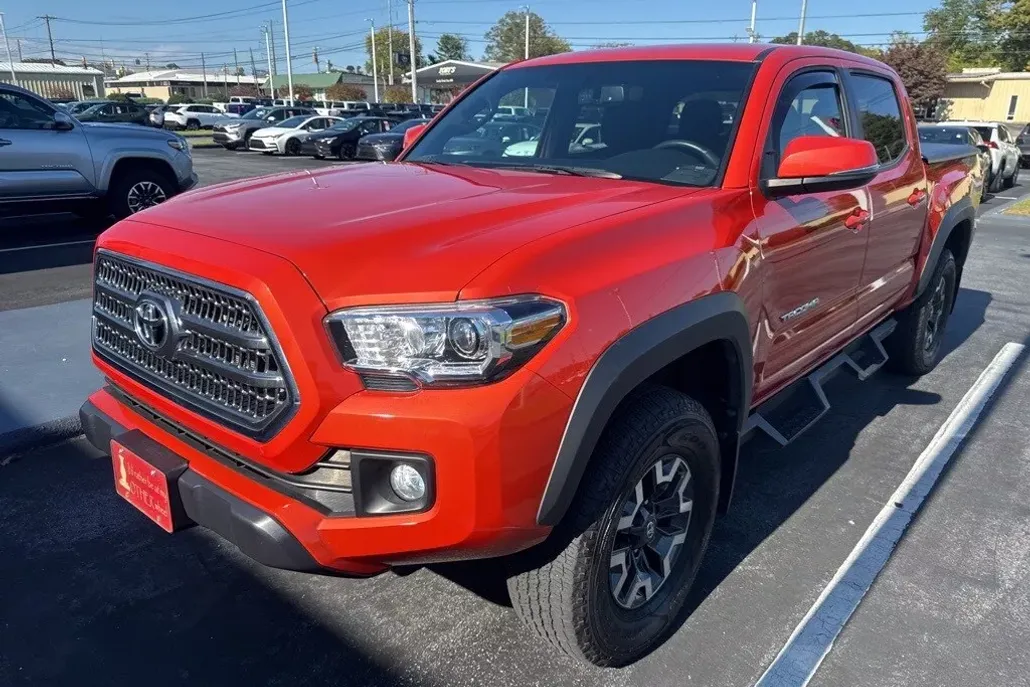2017 Toyota Tacoma TRD Off-Road photo 1
