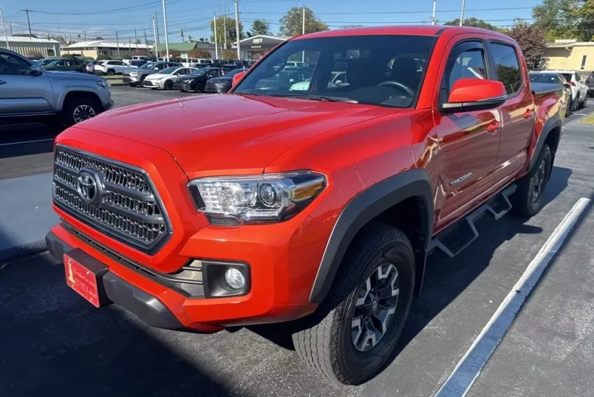2017 Toyota Tacoma TRD Off-Road photo 1