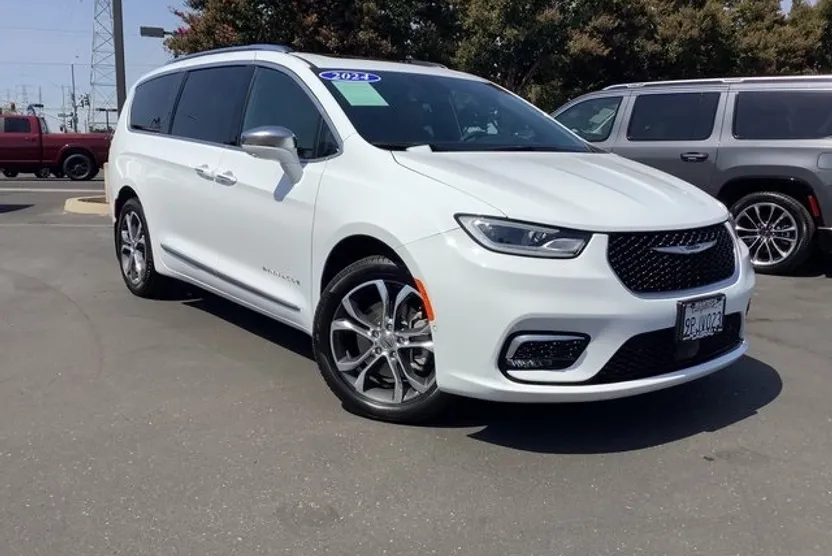 2024 Chrysler Pacifica Pinnacle photo 1