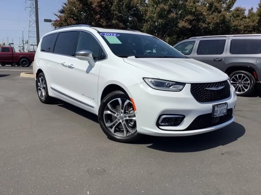 2024 Chrysler Pacifica Pinnacle photo 1