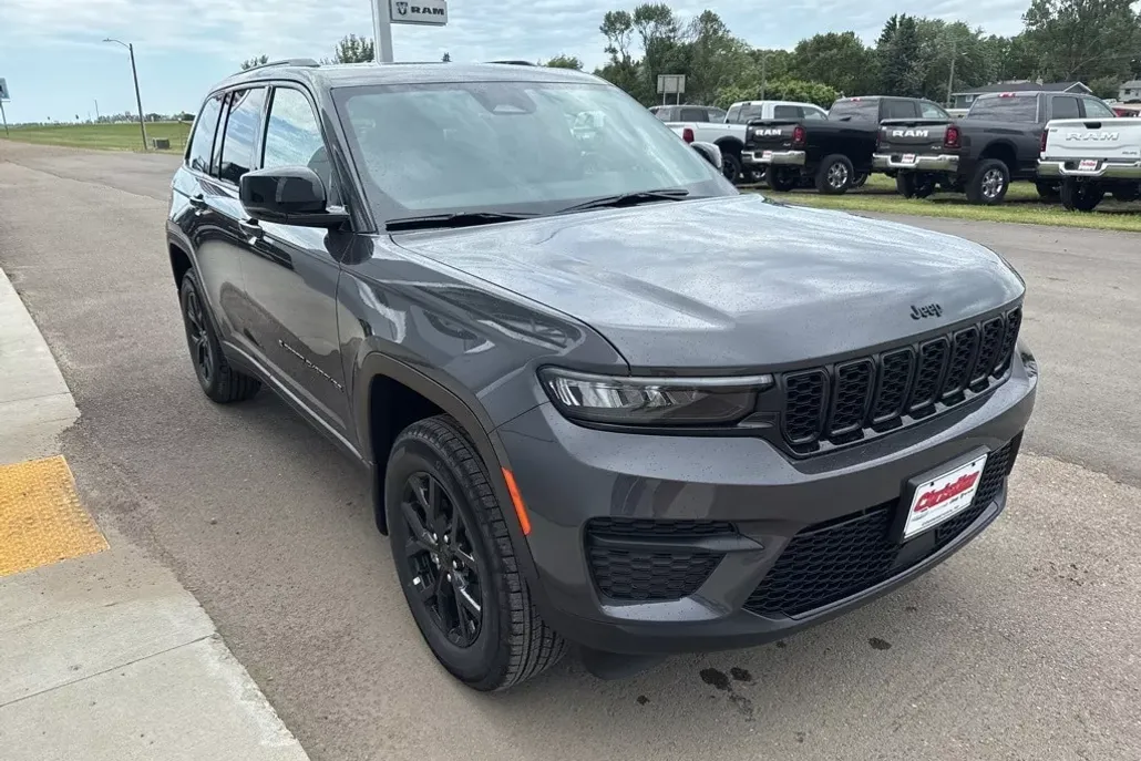 2025 Jeep Grand Cherokee Altitude photo 1