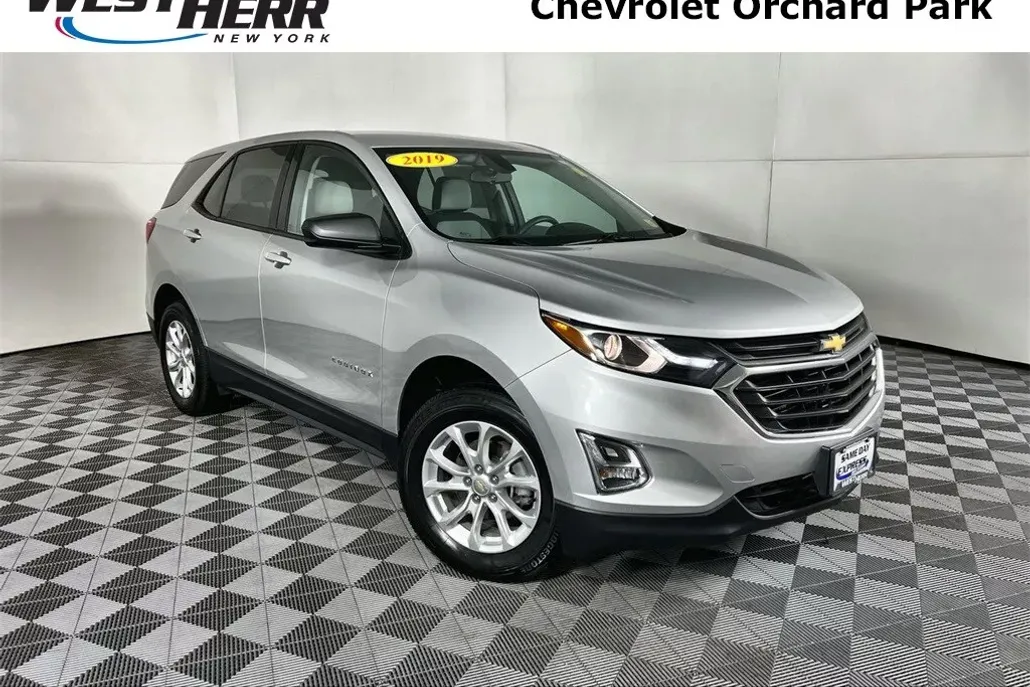 2019 Chevrolet Equinox LS photo 1