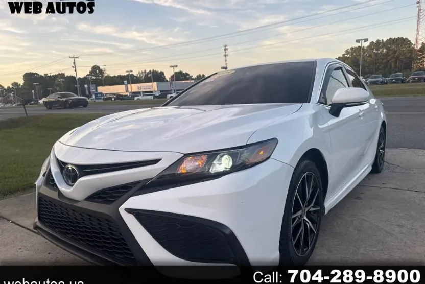 2021 Toyota Camry SE photo 1